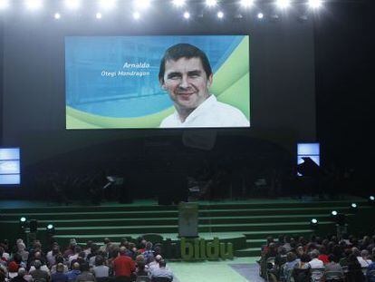 Acto electoral de EH Bildu en el BEC en el que fue difundido un mensaje desde la c&aacute;rcel de Arnaldo Otegi (en la pantalla).
