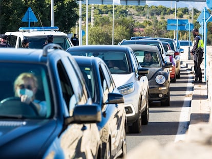 Un dispositivo policial para controlar el cierre perimetral en Valencia.