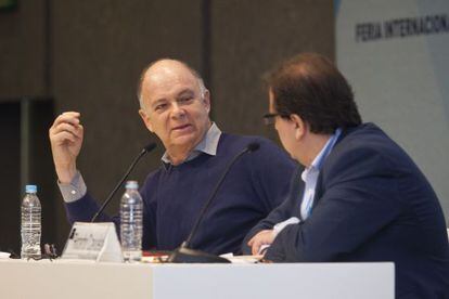 Enrique Krauze conversa con Ricardo Cayuela durante el acto "El poeta y la revolución" en homenaje a Octavio Paz, en Guadalajara.