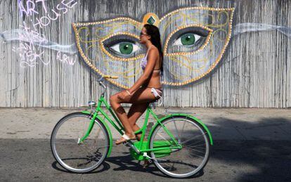 Una ciclista paseando por Venice Beach, en Los &Aacute;ngeles. 
