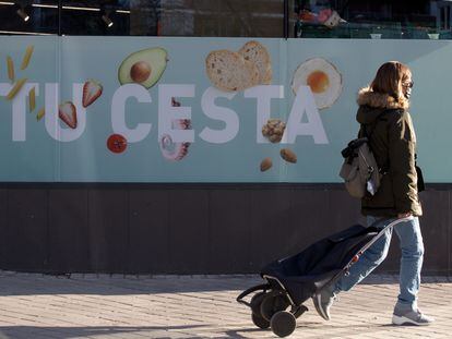 Una mujer se dispone a hacer la compra en un supermercado de Madrid.