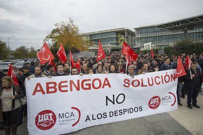 Trabajadores de de la empresa Abengoa en una concentraci&oacute;n en la puerta de la sede de Palmas Altas en Sevilla