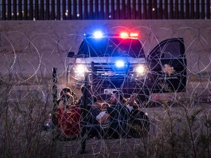 Una familia de migrantes es detenida por elementos de la patrulla fronteriza de Estados Unidos, en los márgenes de la ciudad de El Paso (EE UU), el 11 de mayo de 2023.