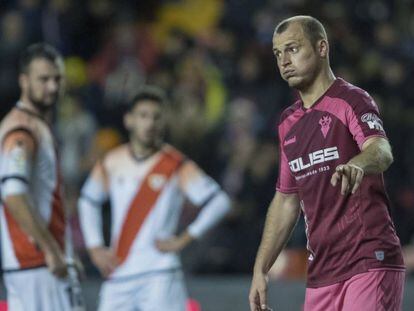Román Zozulya, durante el partido entre el Rayo Vallecano y el Albacete. En vídeo, Martín Presa considera una "atrocidad" el castigo de la RFEF.