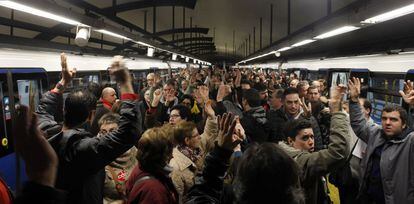 Trabajadores y usuarios de Metro durante la jornada de huelga. Metro de Madrid ha cifrado la incidencia de la huelga 24 horas en el suburbano para este viernes, 4 de enero, en un 46% de la plantilla mientras que los sindicatos elevan la participación hasta el 96%.