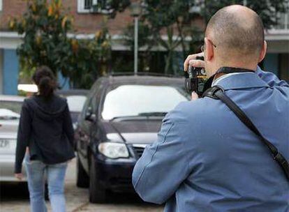 Un detective de una agencia sevillana revisa en su cámara fotos captadas durante un seguimiento.