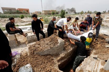 Entierro en un cementerio de Bagdad de una de las víctimas del incendio del hospital, este domingo.