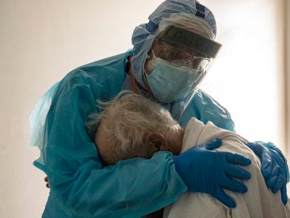 Un médico abraza a un paciente en la unidad de cuidados intensivos de covid-19 en el United Memorial Medical Center en Texas, Estados Unidos.