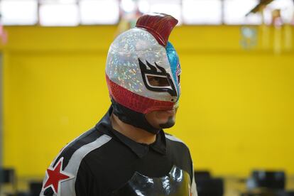 El luchador Tacubo da una conferencia sobre el acoso escolar en una escuela de Azcapotzalco, el 7 de junio de 2023.