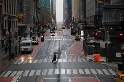 Un hombre cruza 42nd Street en Nueva York el 23 de marzo
