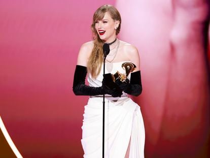 Taylor Swift en los premios Grammy, recoge el galardón a mejor álbum pop y anuncia el lanzamiento de 'The Tortured Poets Department', en Los Ángeles, California, el 4 de febrero de 2024.