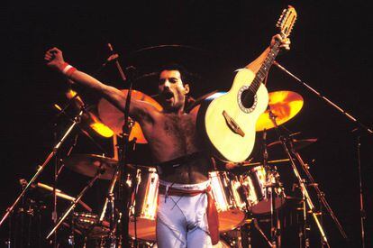 Pocas veces cogía Mercury la guitarra en el escenario. Otra cosa es el piano, que sí lo tocaba con frecuencia. Uno de los temas donde el cantante se exhibía (es un decir, porque no era un gran guitarrista, ya tenía suficiente con todo lo demás) con las seis cuerdas era 'Crazy little thing called love'. El concierto de esta imagen pertenece a 1982.