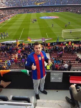 Javier Pérez, aficionado del FC Barcelona, durante el Clásico frente al Real Madrid al que asistió en el Camp Nou.