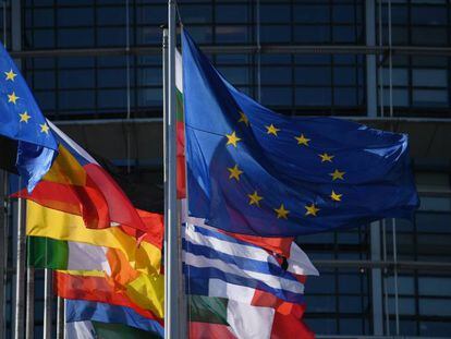 Vista exterior del Parlamento Europeo que muestra las banderas de los países miembro de la Unión Europea.