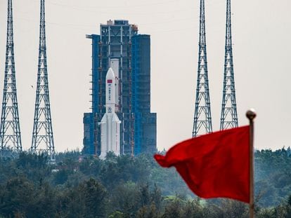 El cohete Larga Marcha 5B, que transporta en su interior el módulo Mengtian, este lunes antes de su despegue en la base de lanzamiento de Wenchang, en la provincia sureña de Hainan (China).