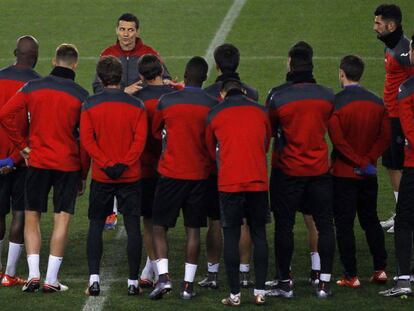 Galca, al centre, en el seu primer entrenament amb l'Espanyol.