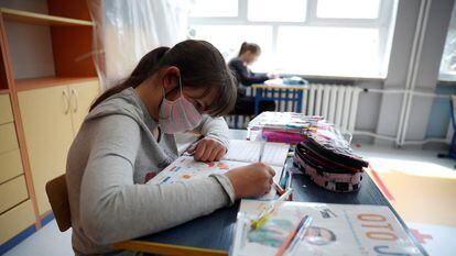 Una niña en un colegio en Varsovia en mayo de 2020.