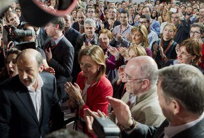 Chac&oacute;n aplaude a Rubalcaba (i), junto a Joaqu&iacute;n Almunia y Marcelino Iglesias.