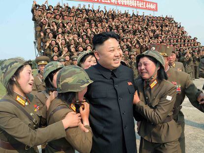Soldadas norcoreanas, con el líder Kim Jong-un tras una inspección al arsenal de misiles del Ejército Popular en 2014.