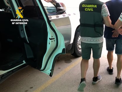 Dos guardias civiles detienen a un miembro del clan de El Rifeño, en la provincia de Almería.