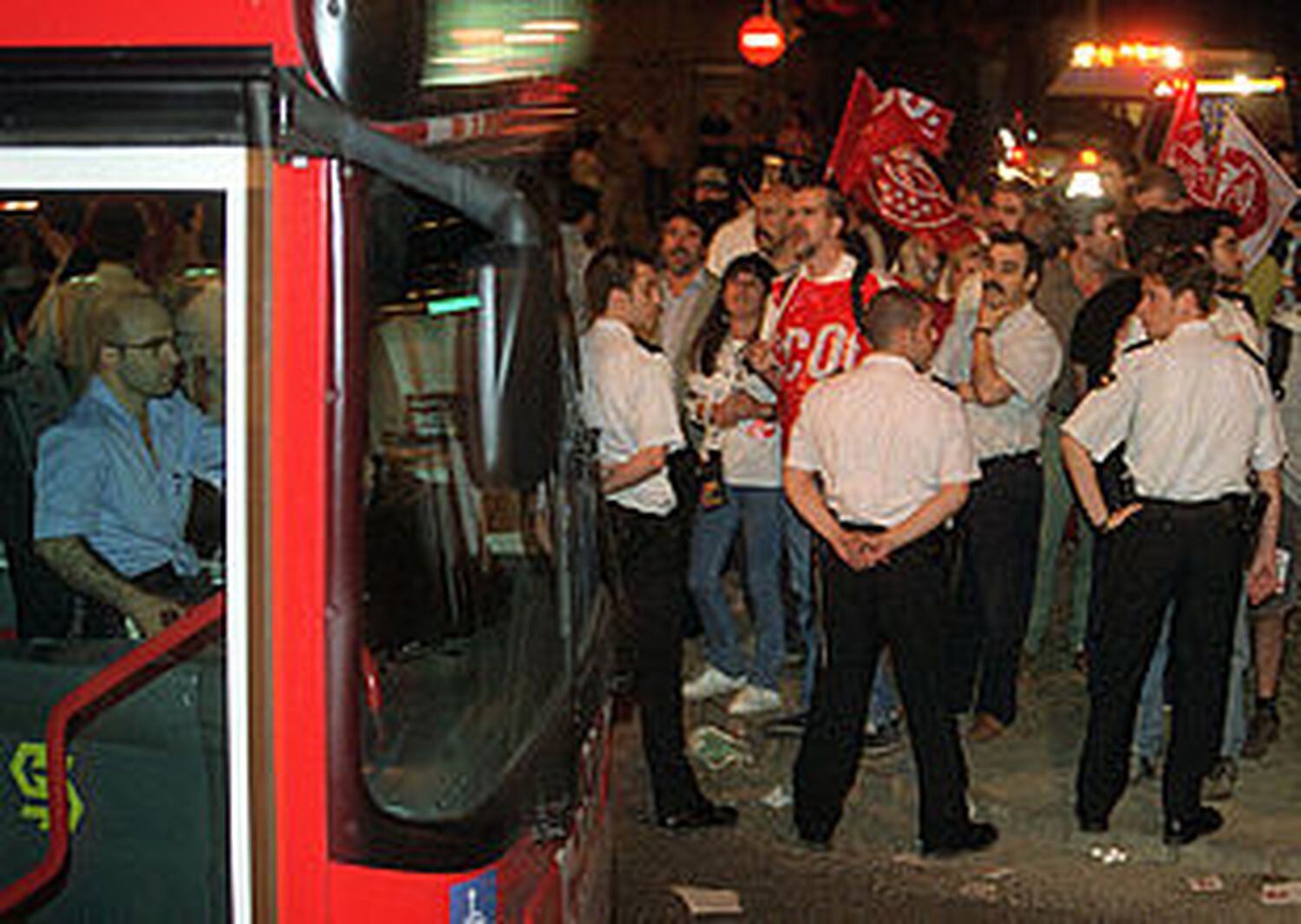 Piquetes y policías, en las cocheras de la Empresa Municipal de Transportes de Madrid.