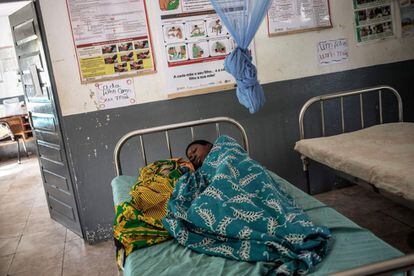 Una mujer mozambiqueña descansa en una cama del área de maternidad del hospital de Murrupelane en Nacala, provincia de Nampula (Mozambique), el 5 de julio de 2018. Una de cada dos mujeres (el 48,2%) se casa antes de los 18 años, según Unicef. Es un terreno fértil para los embarazos precoces, pues el 46,4% de las adolescentes de entre 15 y 19 años están encinta o tienen al menos un hijo.