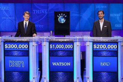 El ordenador <i>Watson,</i> en el centro, batió a Brad y Ken en el concurso de televisión <i>Jeopardy.</i>
