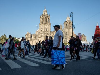 Un grupo de personas cruza la calle enfrente de la Catedral Metropolitana de Ciudad de México, el pasado 18 de diciembre.
