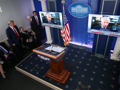 Donald Trump, durante la exhibición de un vídeo promocional de su gestión este lunes en la Casa Blanca.