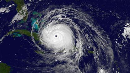 El huracán Irma sobre la isla de Cuba y acercándose a Florida, en septiembre de 2017.