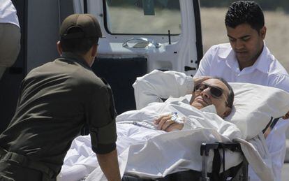 Mubarak abandona en camilla la corte que desistió juzgarle