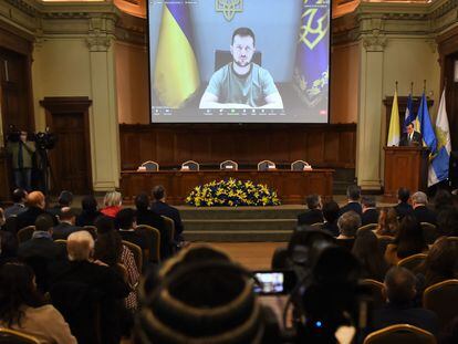 El presidente de Ucrania, Volodímir Zelenski, habla durante una videoconferencia realizada en la Universidad Católica de Santiago.