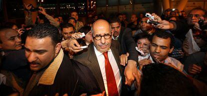 El líder opositor egipcio, Mohamed El Baredei, a su llegada a El Cairo.