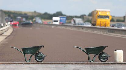 Dos carretillas señalizan las obras de reparación de la autopista A14 a su paso por Tornau (Halle).