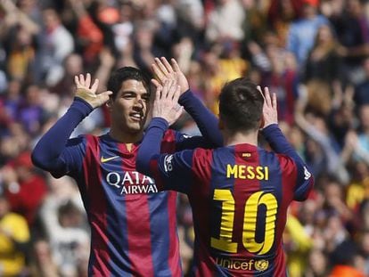 Messi celebra amb Luis Suárez un dels gols del Barça.