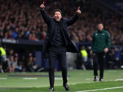 Simeone, durante el partido de ida de los octavos de final de la Champions entre el Atlético y el Liverpool disputado en Madrid.