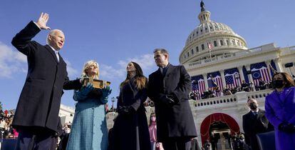 Joe Biden se juramenta como el presidente 46 de Estados Unidos, este miércoles, en Washington.