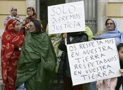 Familiares de los condenados por concertar la boda de su hija protestan ante la Audiencia de Cádiz.