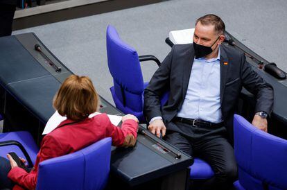 El candidato de AfD Tino Chrupalla habla con su compañera de partido Beatrix von Storch, en el Parlamento alemán, el 17 de febrero.