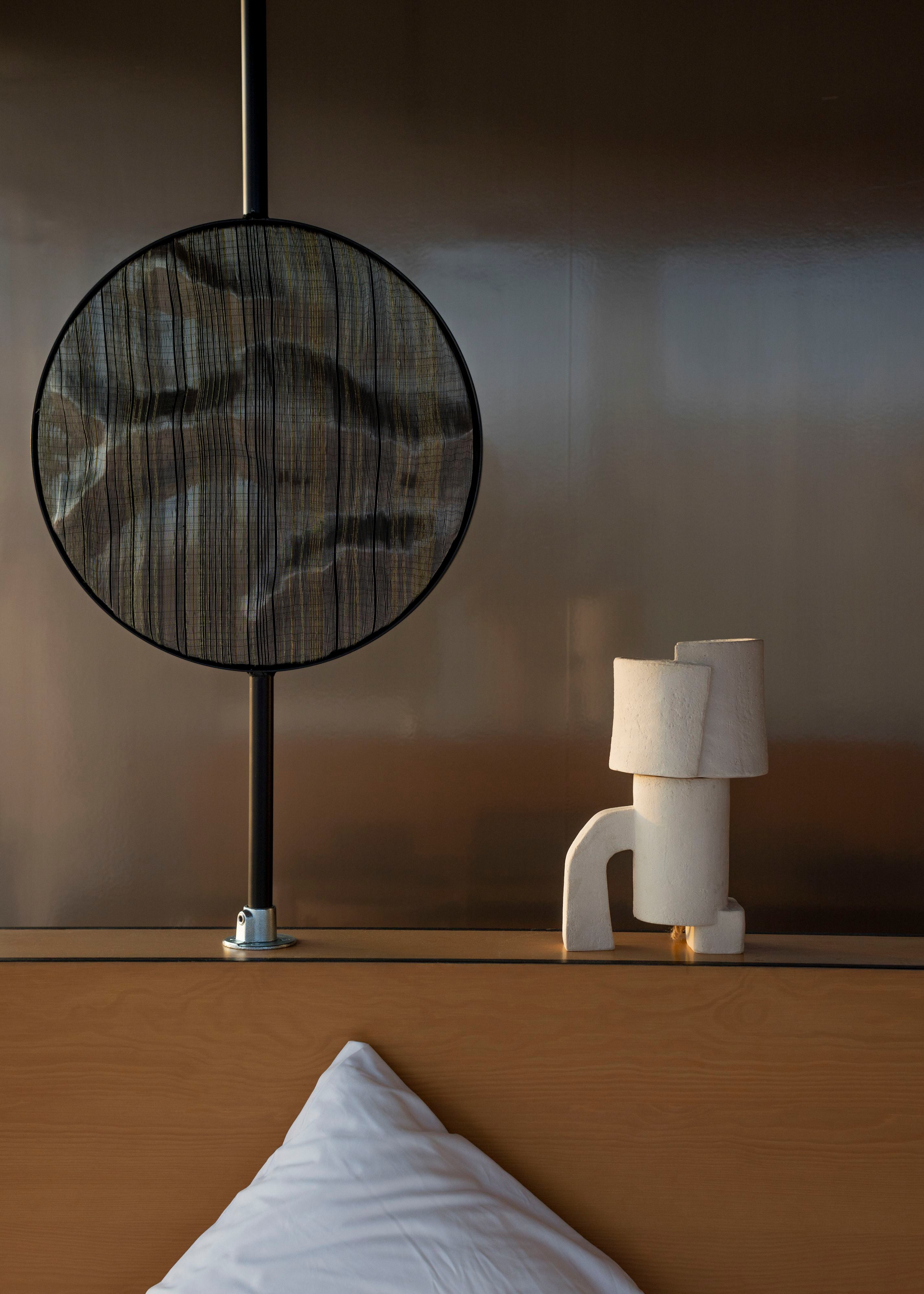 Las esculturas ornamentales de hilos de metal a manera de espejos de Adeline Halot y las lamparillas de mesa de Pascale Risbourg en colaboración con el Atelier Haute Cuisine crean atmósfera en las habitaciones del hotel.