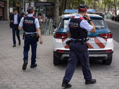 Dos agentes de seguridad ciudadana de los Mossos d Esquadra en una imagen de archivo. ALBERT GARCIA