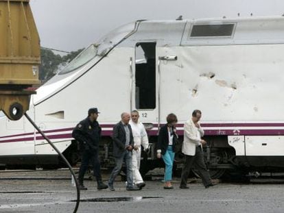 El juez Al&aacute;ez, segundo por la izquierda, durante la revisi&oacute;n del tren 