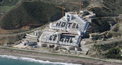 Vista a&eacute;rea del proyecto del hotel El Algarrobico, en Carboneras (Almer&iacute;a).