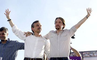 El líder de Podemos, Pablo Iglesias, arropa al candidato a la Comunidad de Madrid, Jose Manuel Lopez, en su segundo mitin de la campaña.
