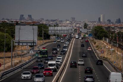 Tráfico a la salida de Madrid en la A5, este viernes.