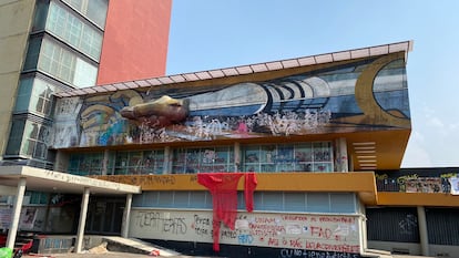 El mural de Siqueiros vandalizado, consignas contra la transfobia fueron pintadas en las paredes y ventanas.