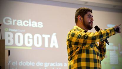 Christian Van Der Henst durante una conferencia en Bogotá.