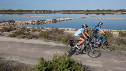 Dos personas montan en bicicleta por Formentera.