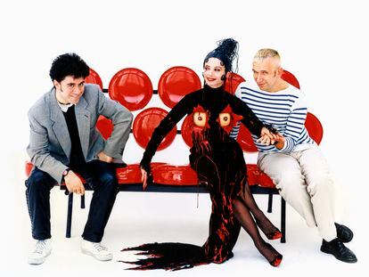 Pedro Almodóvar, Victoria Abril y Jean Paul Gaultier durante el rodaje de 'Kika' (1994).