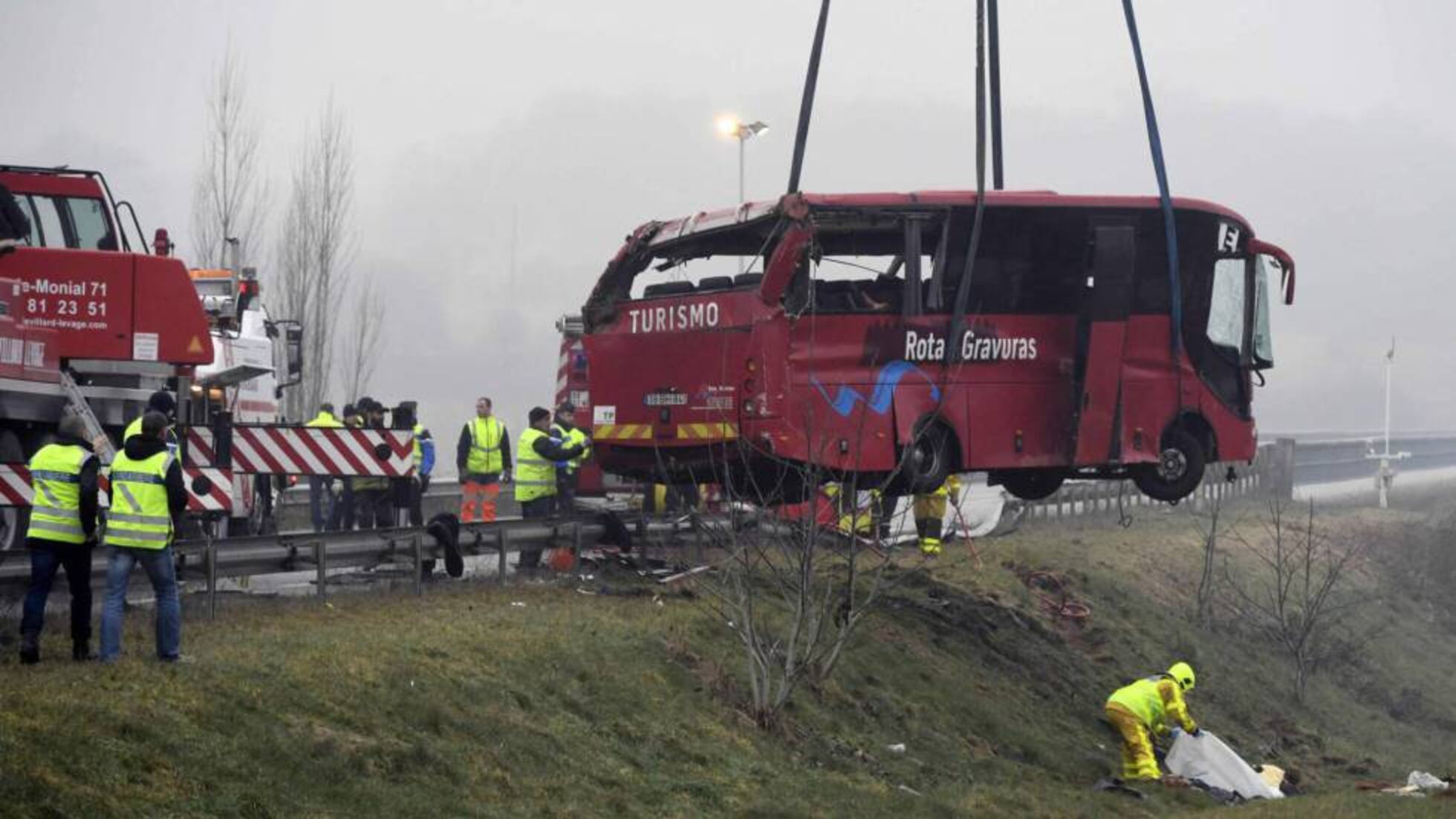 Cuatro muertos y 28 heridos al chocar un autobús en la ‘carretera de la ...